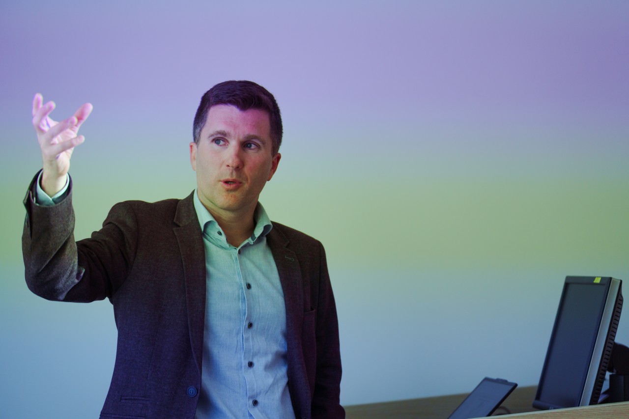 Keith O’Donoghue, Senior Director of Engineering at Qualcomm Ireland presenting at Tyndall’s 2025 Postgraduate Publication of the Year Awards
